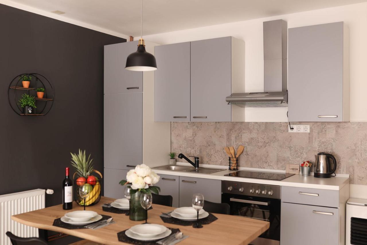 Apartman Hana Licki Osik Exterior foto