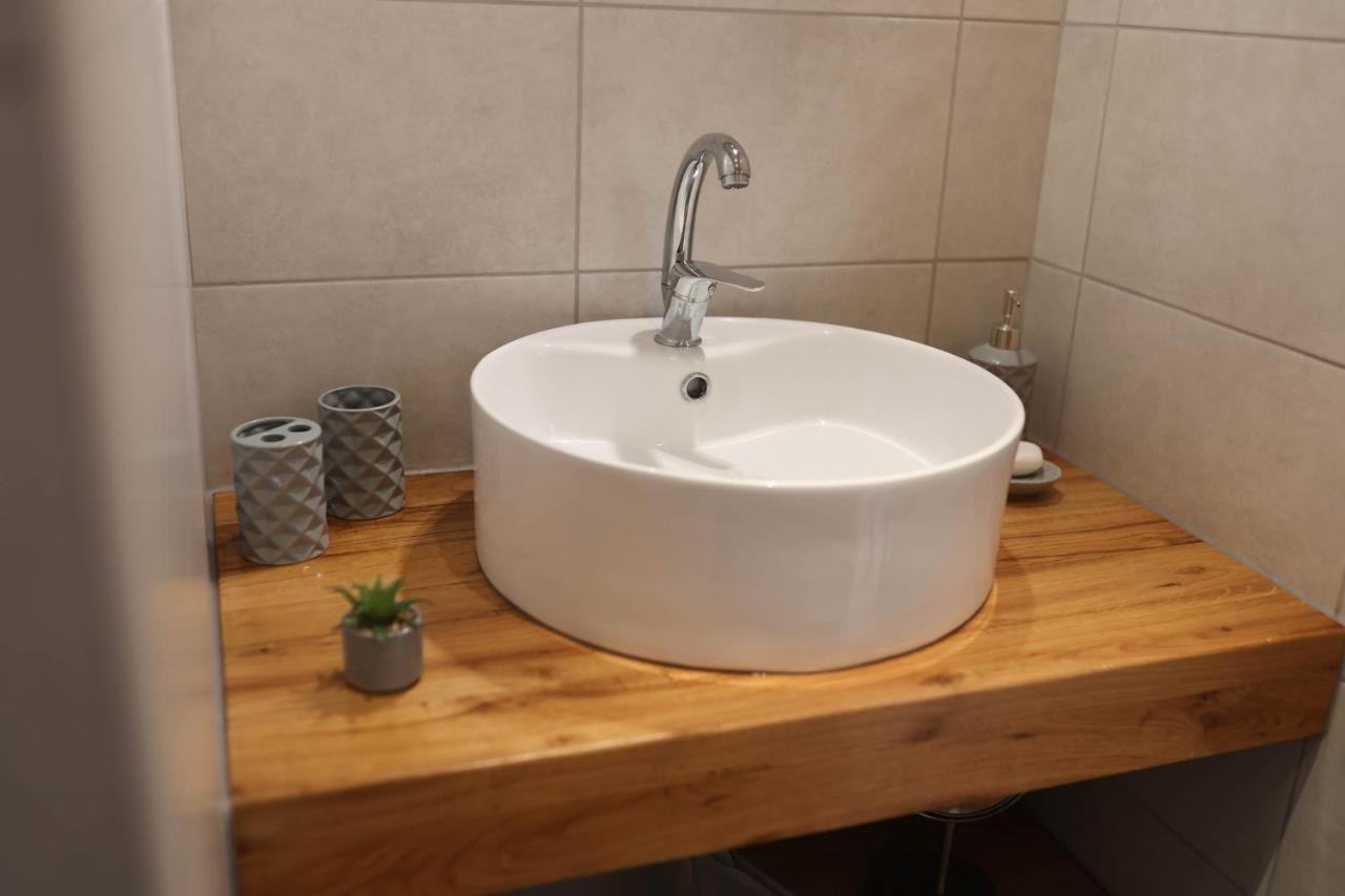Apartman Hana Licki Osik Exterior foto