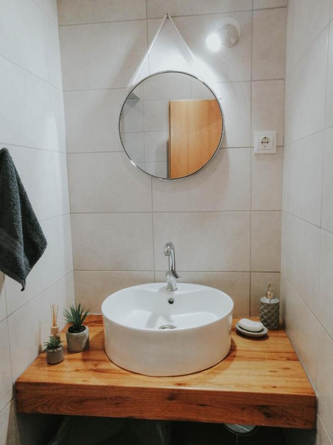 Apartman Hana Licki Osik Exterior foto
