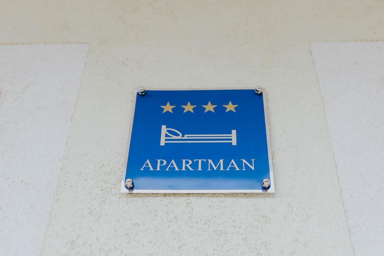 Apartman Hana Licki Osik Exterior foto